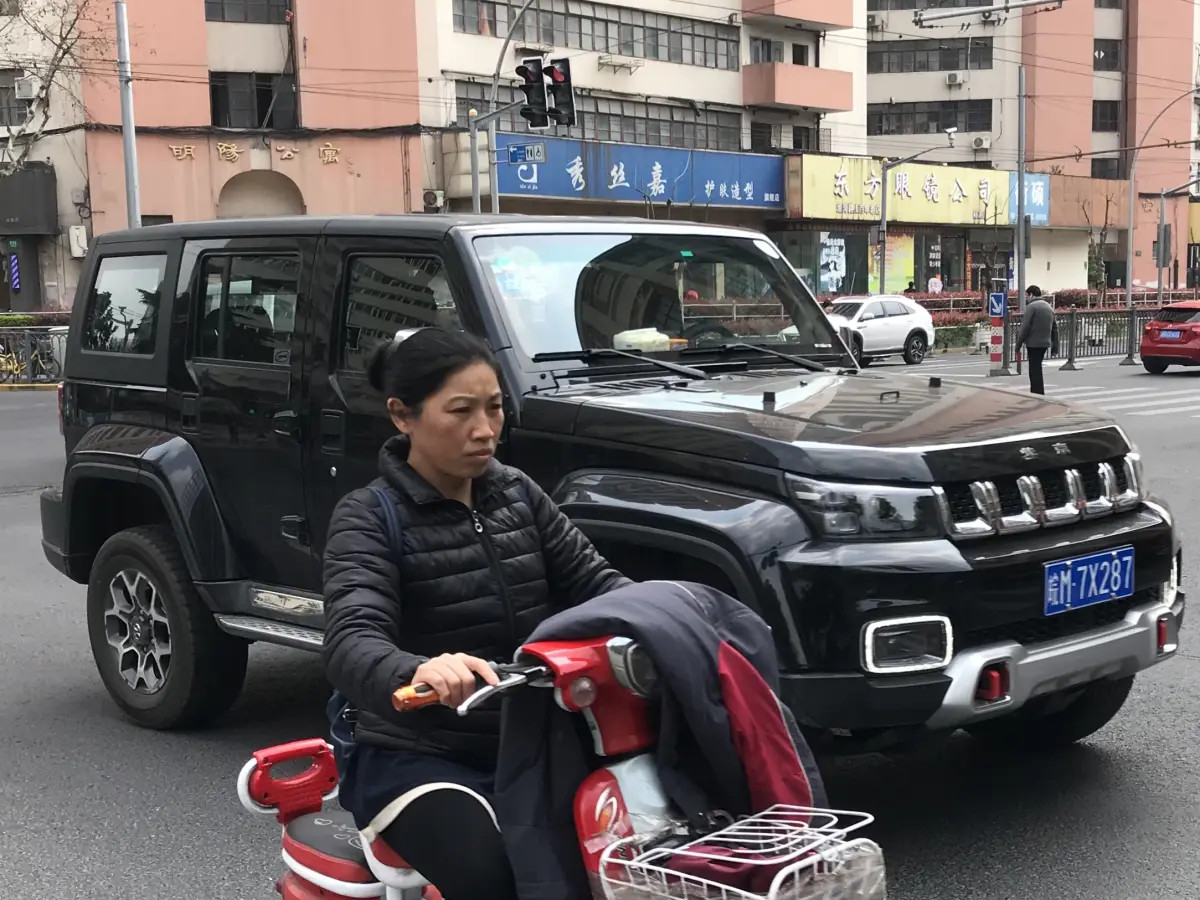 بايك BJ40 بلس (BAIC BJ40 Plus 2.0T 4×4) - المقصورة الداخلية والكونسول
