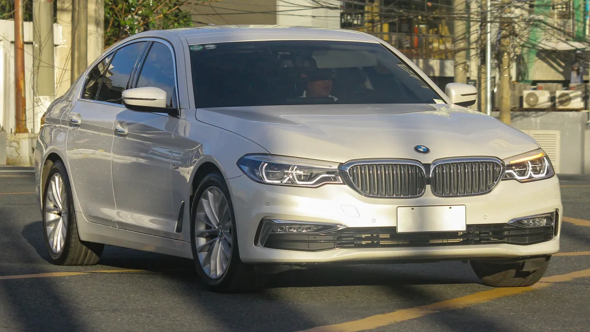 بي إم دبليو 520i / 530i (G30) - التصميم الخلفي وزاوية العادم