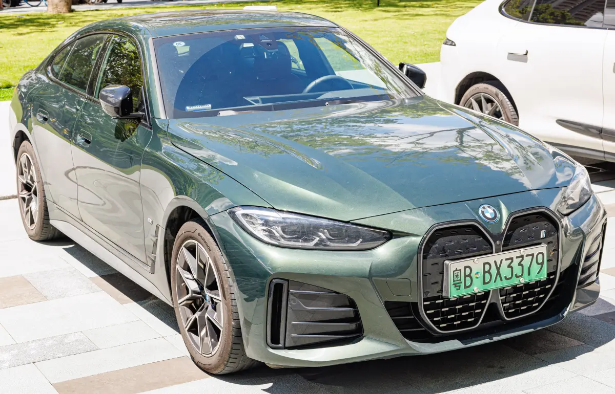 بي إم دبليو i4 M50 (BMW i4 M50 544 HP) - التصميم الخلفي وزاوية العادم