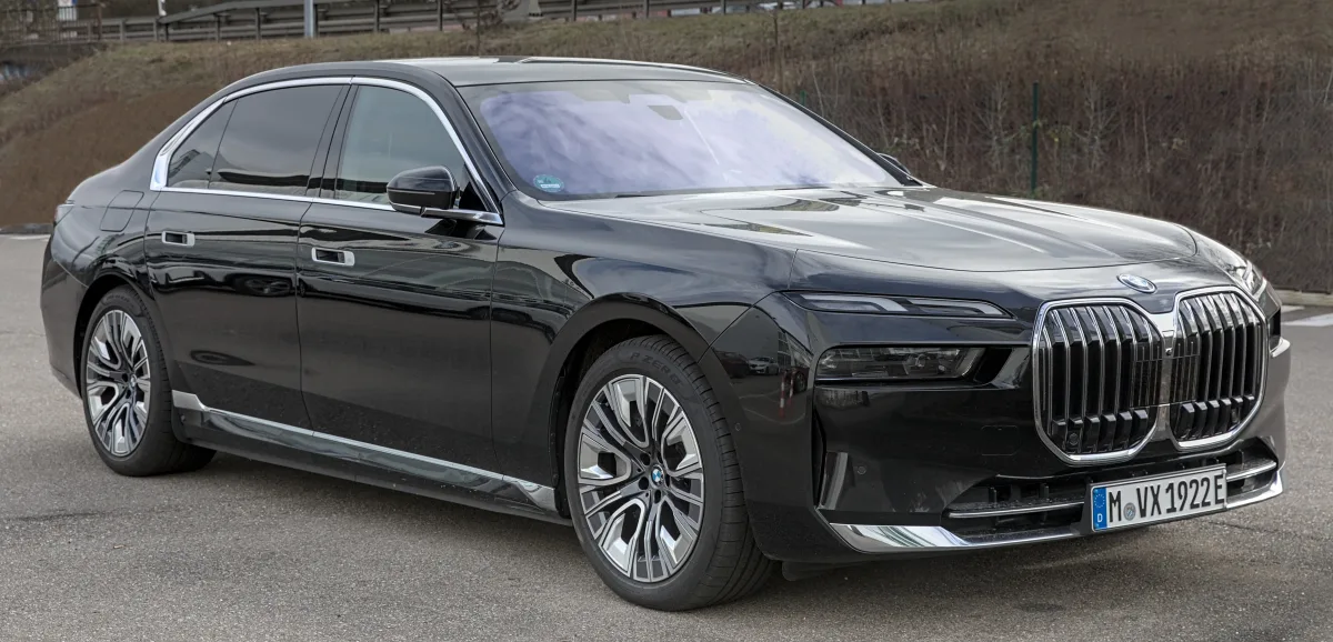 بي إم دبليو i7 (BMW i7 xDrive60 Limousine) - المقصورة الداخلية والكونسول