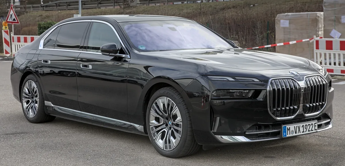 بي إم دبليو i7 (BMW i7 xDrive60 Limousine) - التصميم الخلفي وزاوية العادم