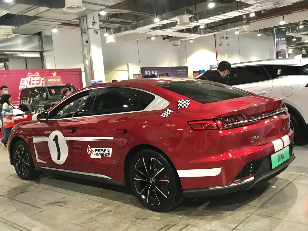 بي واي دي هان (BYD Han EV Executive Flagship) - التصميم الخلفي وزاوية العادم