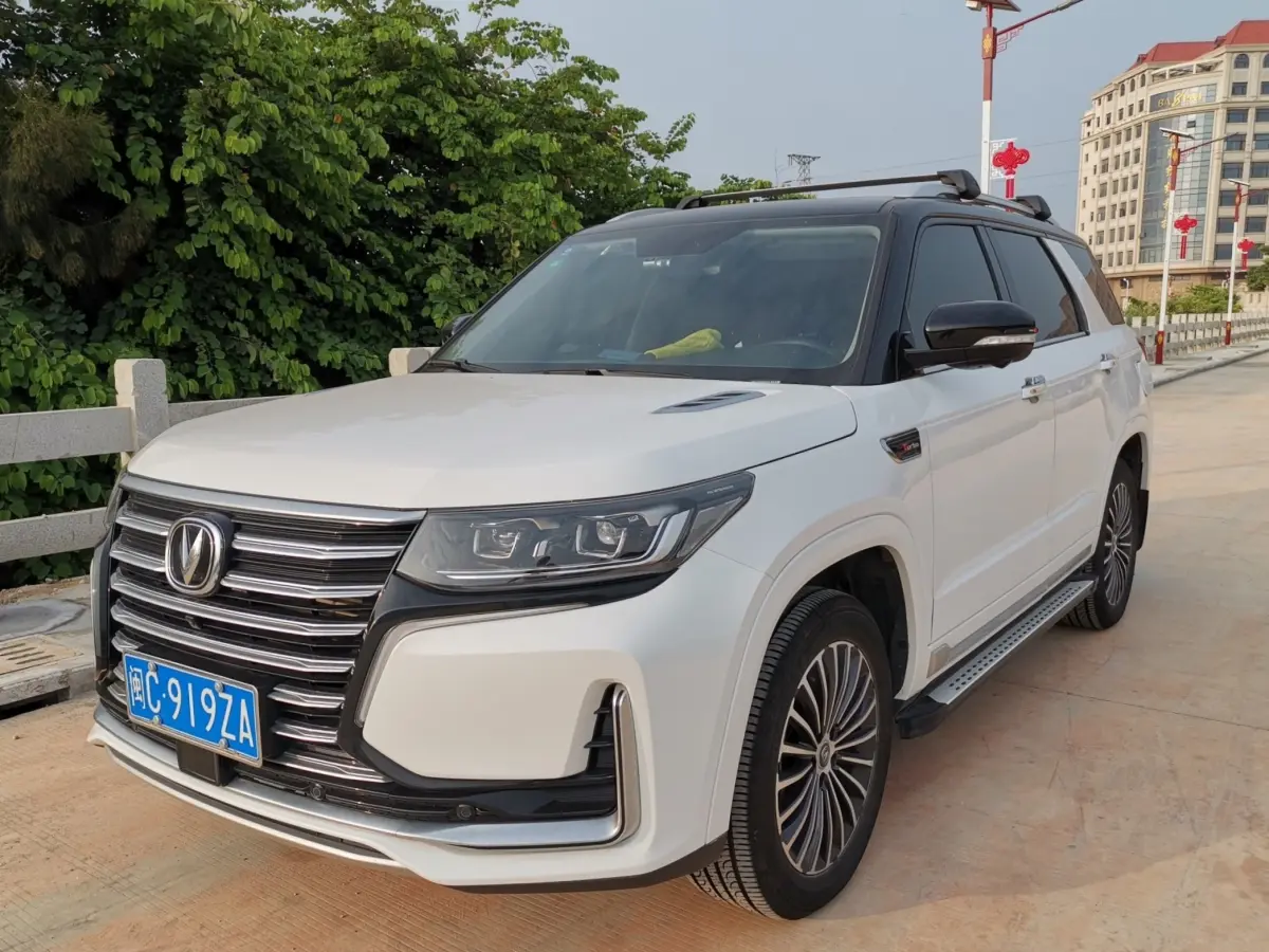 شانجان CS95 (Changan CS95 2.0T 4WD) - المقصورة الداخلية والكونسول
