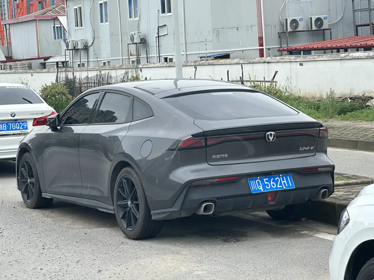 شانجان UNI-V (Changan UNI-V 1.5T Sport) - المقصورة الداخلية والكونسول