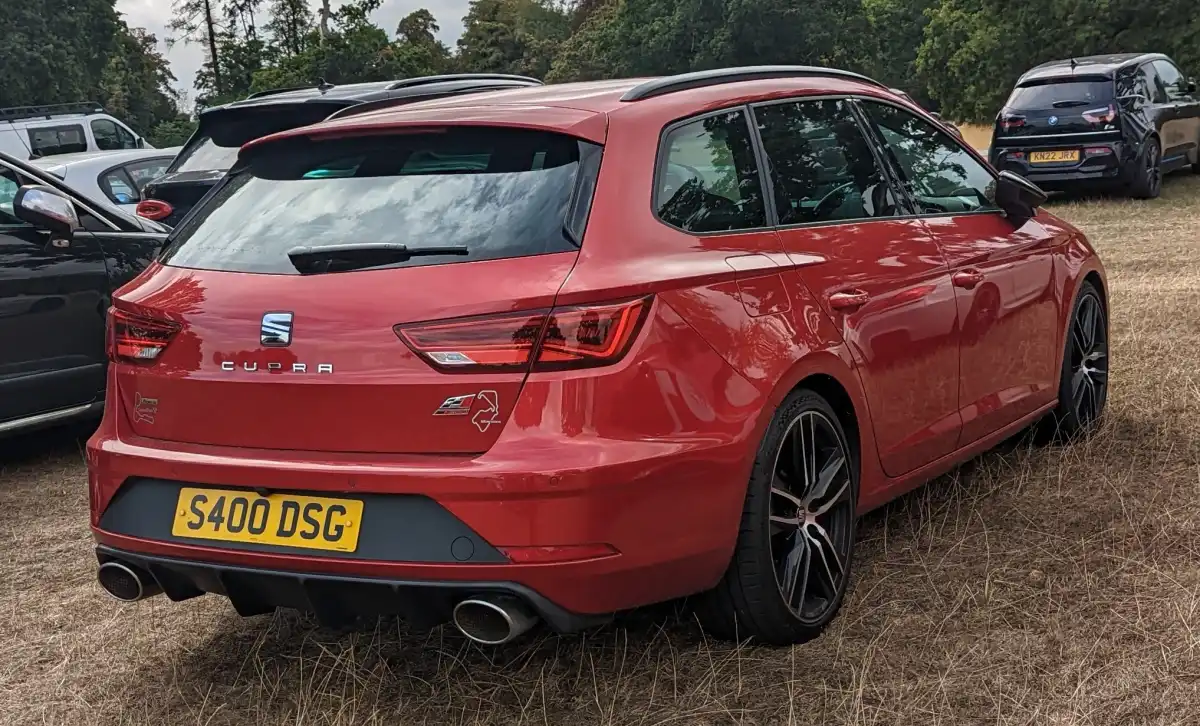 كوبر ليون (Cupra Leon 2.0 TSI 300 HP) - التصميم الخلفي وزاوية العادم
