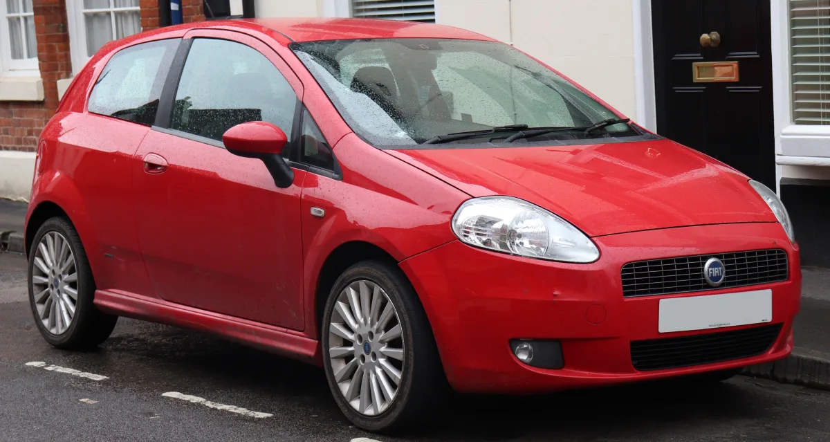 كيا بيكانتو (Picanto) (سهولة ركن خارقة، فتيس ناعم، شكل أنيق جداً، ولا تعطل أبداً.)