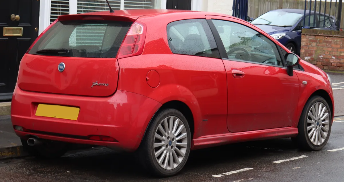 فيات بونتو (Fiat Punto 1.4) - التصميم الخلفي وزاوية العادم