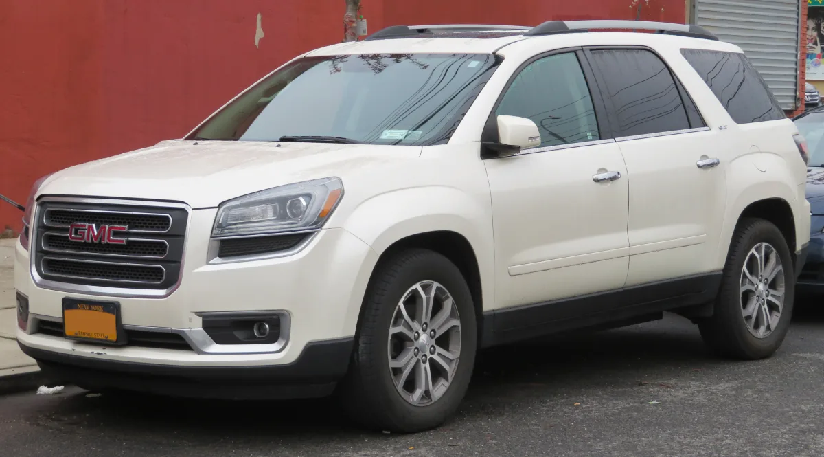 جي إم سي أكاديا (GMC Acadia 3.6L V6 Denali) - التصميم الخلفي وزاوية العادم