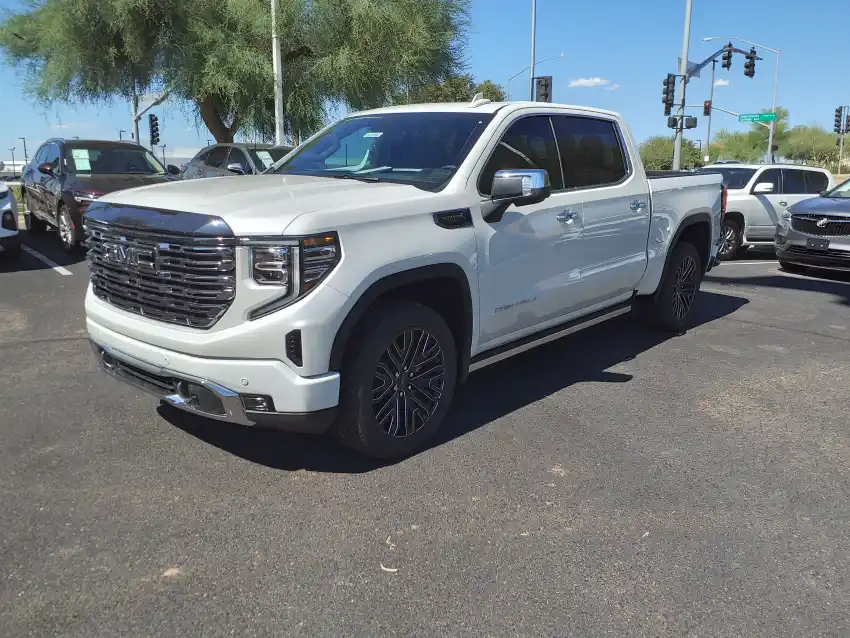 جي إم سي سييرا (GMC Sierra 1500 Denali) - المقصورة الداخلية والكونسول
