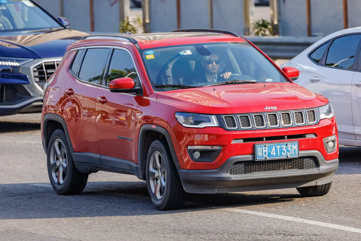 جيب كومباس (Jeep Compass 1.4T / 2.4) - المقصورة الداخلية والكونسول