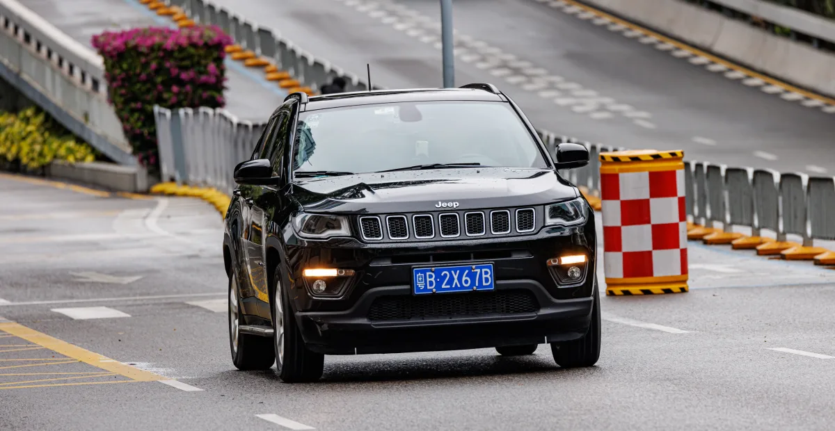 جيب كومباس (Jeep Compass 1.4T / 2.4) - التصميم الخلفي وزاوية العادم