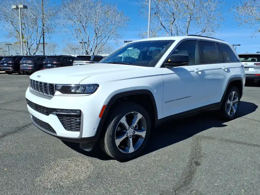 جيب جراند شيروكي L (Grand Cherokee L 3.6L 7-Seater) - المقصورة الداخلية والكونسول