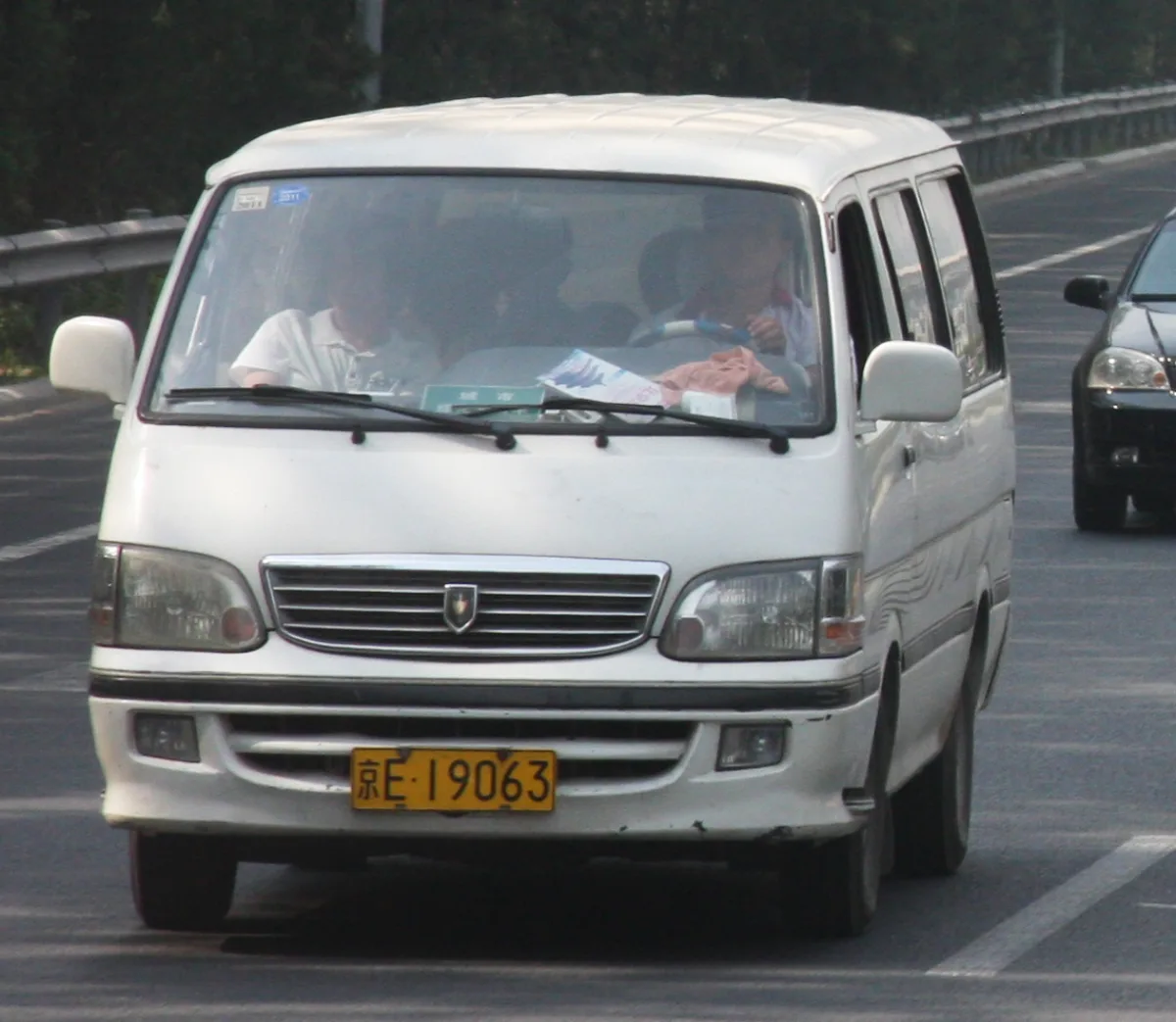 ميكروباص جنبي هايس (Jinbei Haise Microbus 2.2L) - المقصورة الداخلية والكونسول