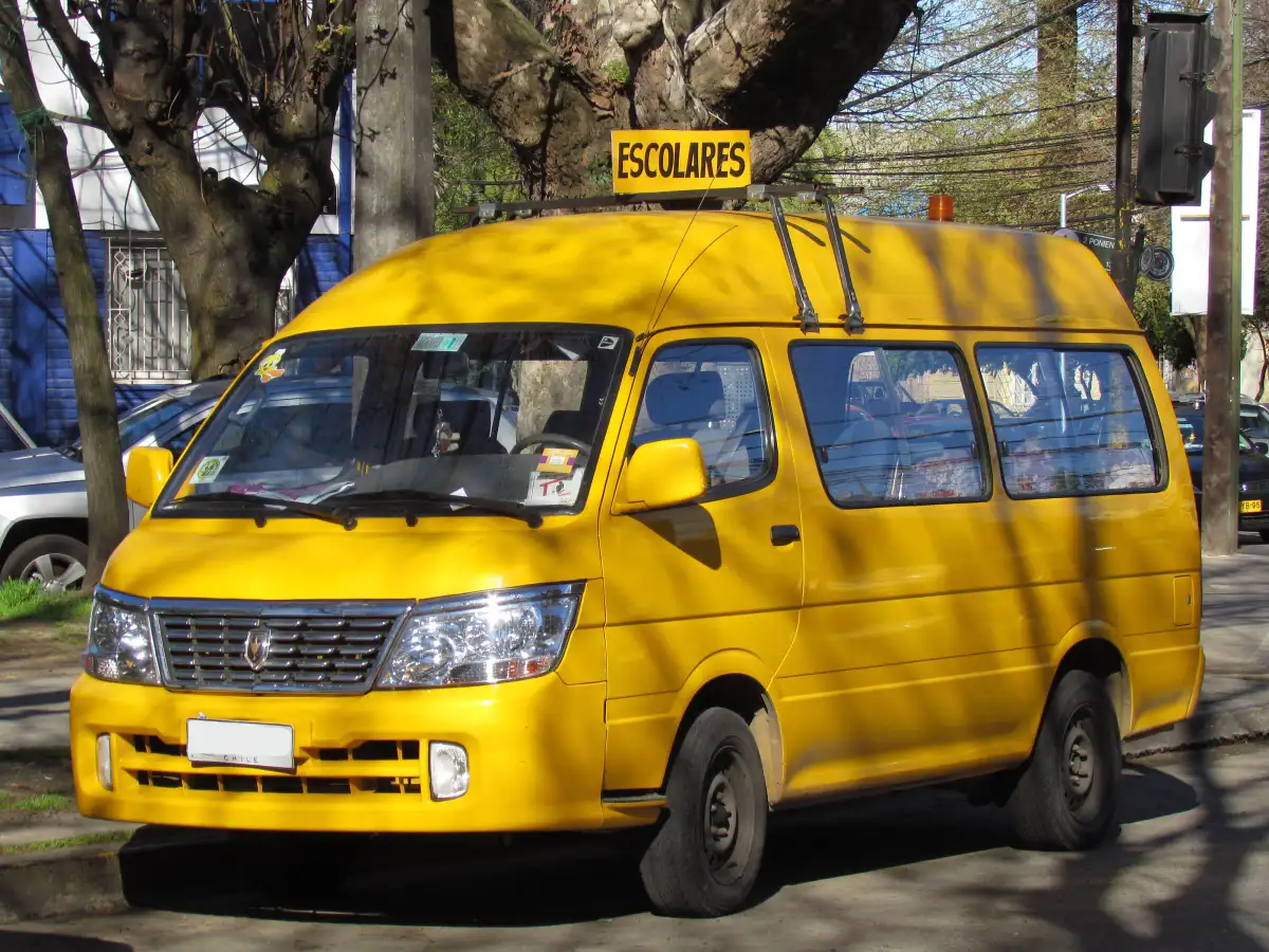 ميكروباص جنبي هايس (Jinbei Haise Microbus 2.2L) - التصميم الخلفي وزاوية العادم