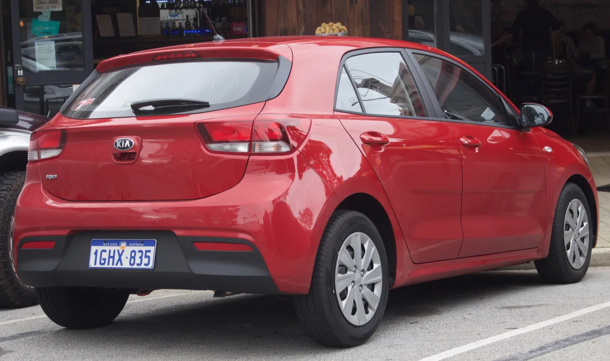 كيا ريو (Kia Rio 1.4 & 1.6) - التصميم الخلفي وزاوية العادم