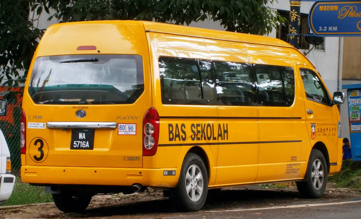 ميكروباص كينج لونج (King Long Wide Microbus 2.2L) - التصميم الخلفي وزاوية العادم