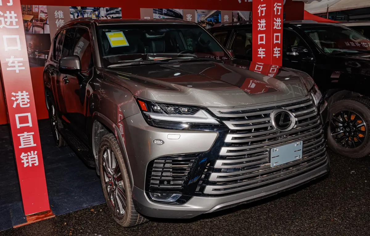 لكزس LX (LX 600 V6 Twin Turbo) - المقصورة الداخلية والكونسول