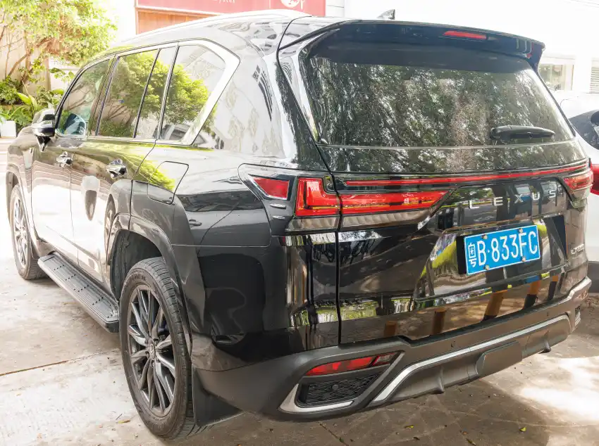 لكزس LX (LX 600 V6 Twin Turbo) - التصميم الخلفي وزاوية العادم