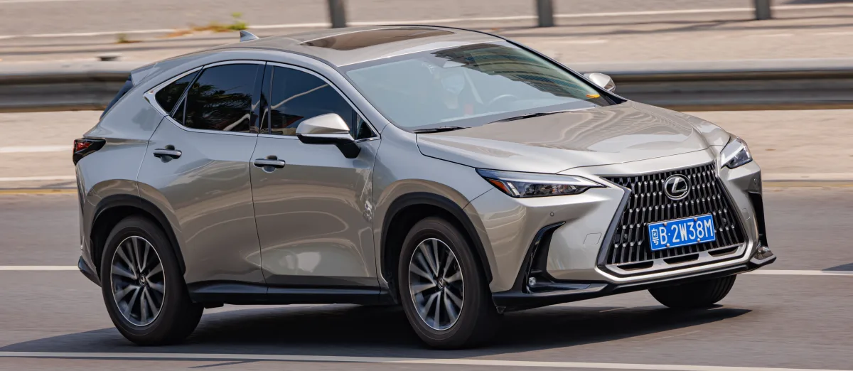 لكزس NX (Lexus NX 350 AZ20) - التصميم الخلفي وزاوية العادم