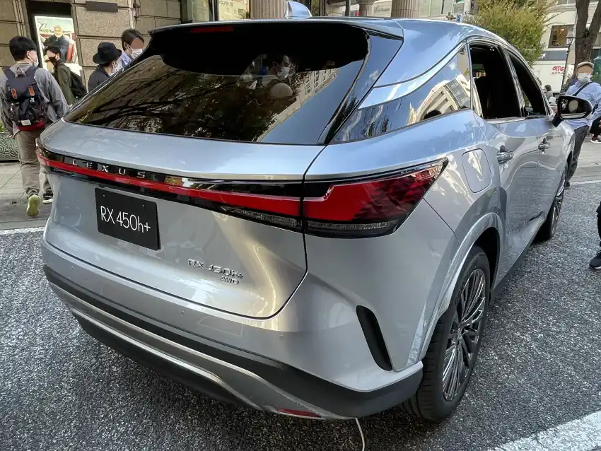 لكزس RX (Lexus RX 350 AL30) - التصميم الخلفي وزاوية العادم