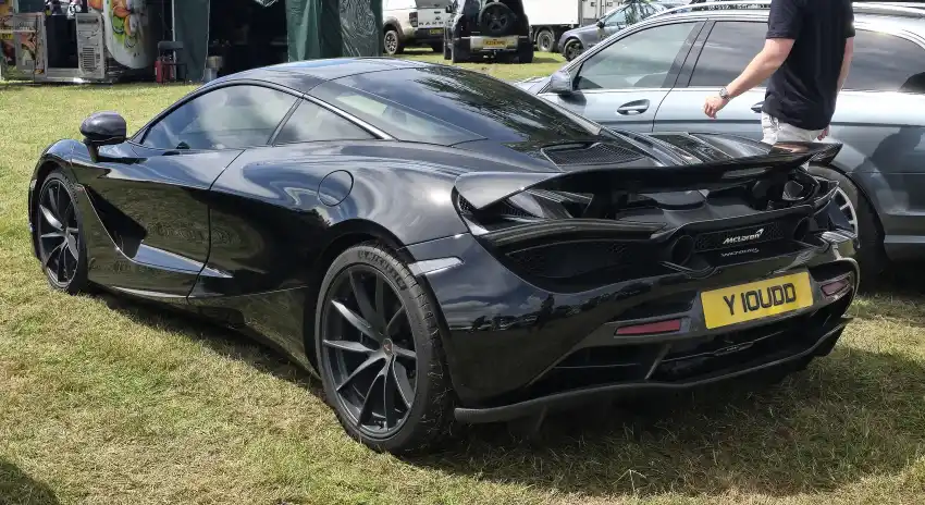 ماكلارين 720S (McLaren 720S 4.0L Twin Turbo) - المقصورة الداخلية والكونسول