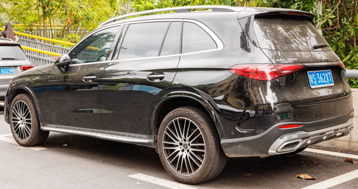 مرسيدس-بنز GLC (X254 GLC 200 / 300) - التصميم الخلفي وزاوية العادم