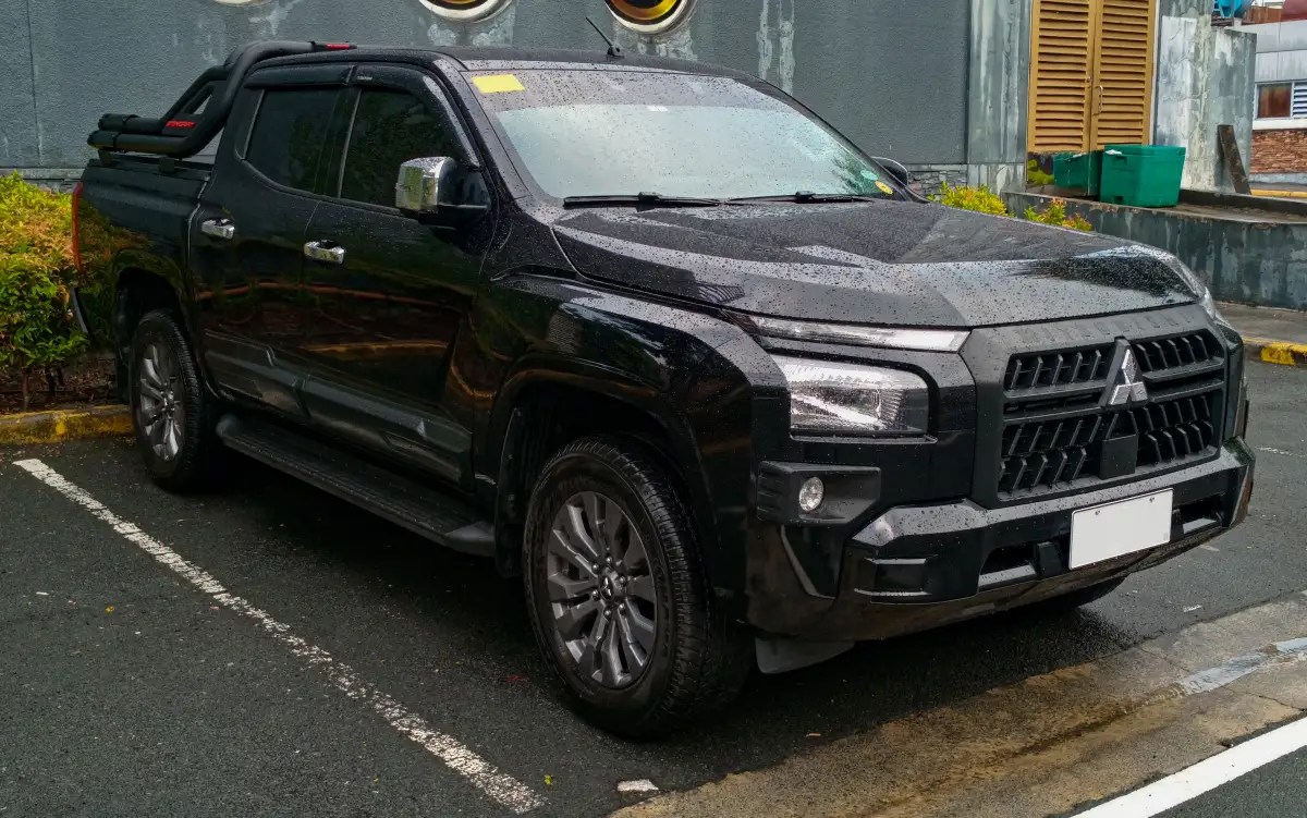 ميتسوبيشي L200 (Triton 2.4 DI-D) - المقصورة الداخلية والكونسول