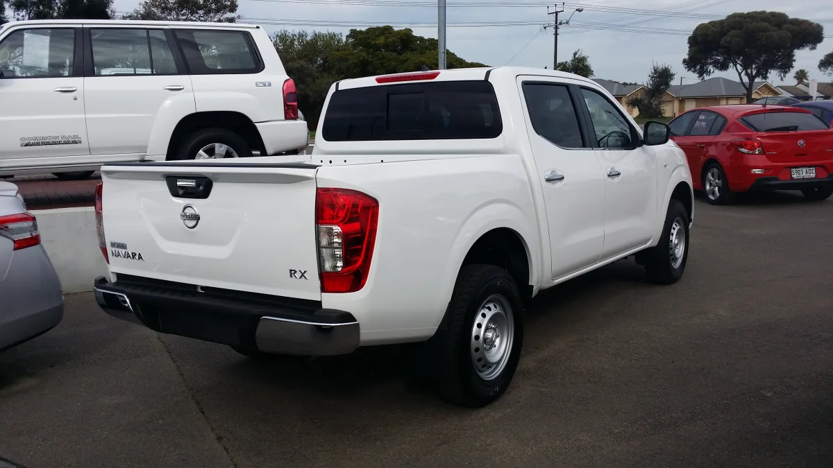 نيسان نافارا (Nissan Navara 2.5 Diesel 4×4) - التصميم الخلفي وزاوية العادم