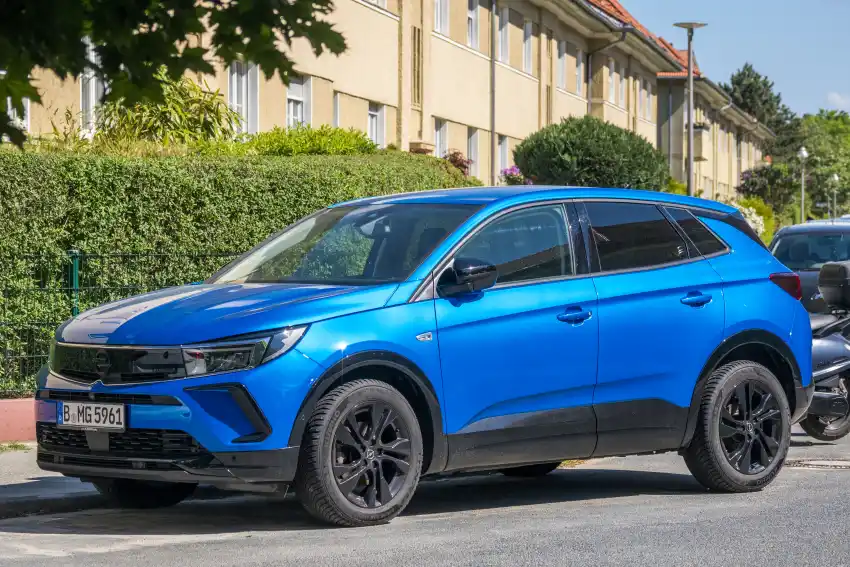 أوبل جراند لاند (Opel Grandland 1.6T) - التصميم الخلفي وزاوية العادم