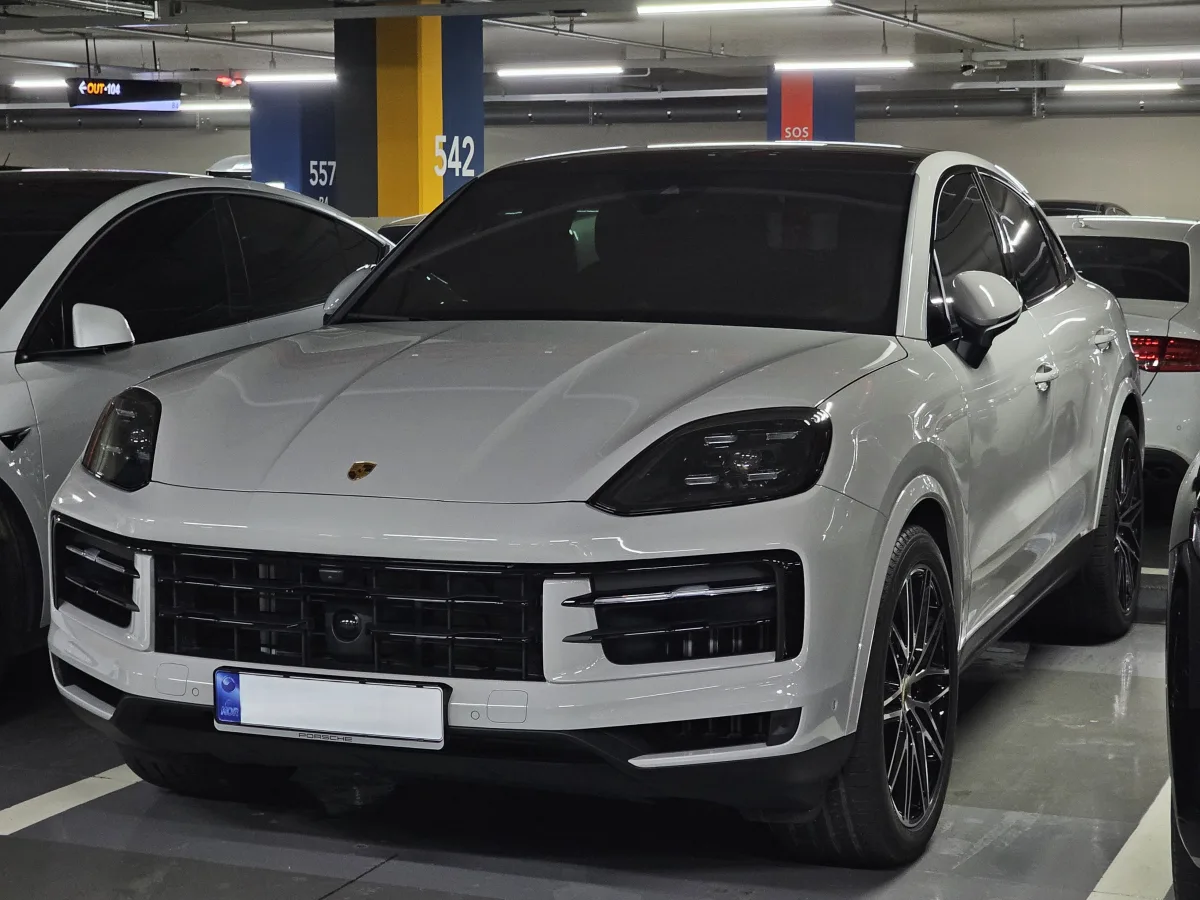 بورشه كايين GTS (Cayenne 9Y0 V8) - المقصورة الداخلية والكونسول