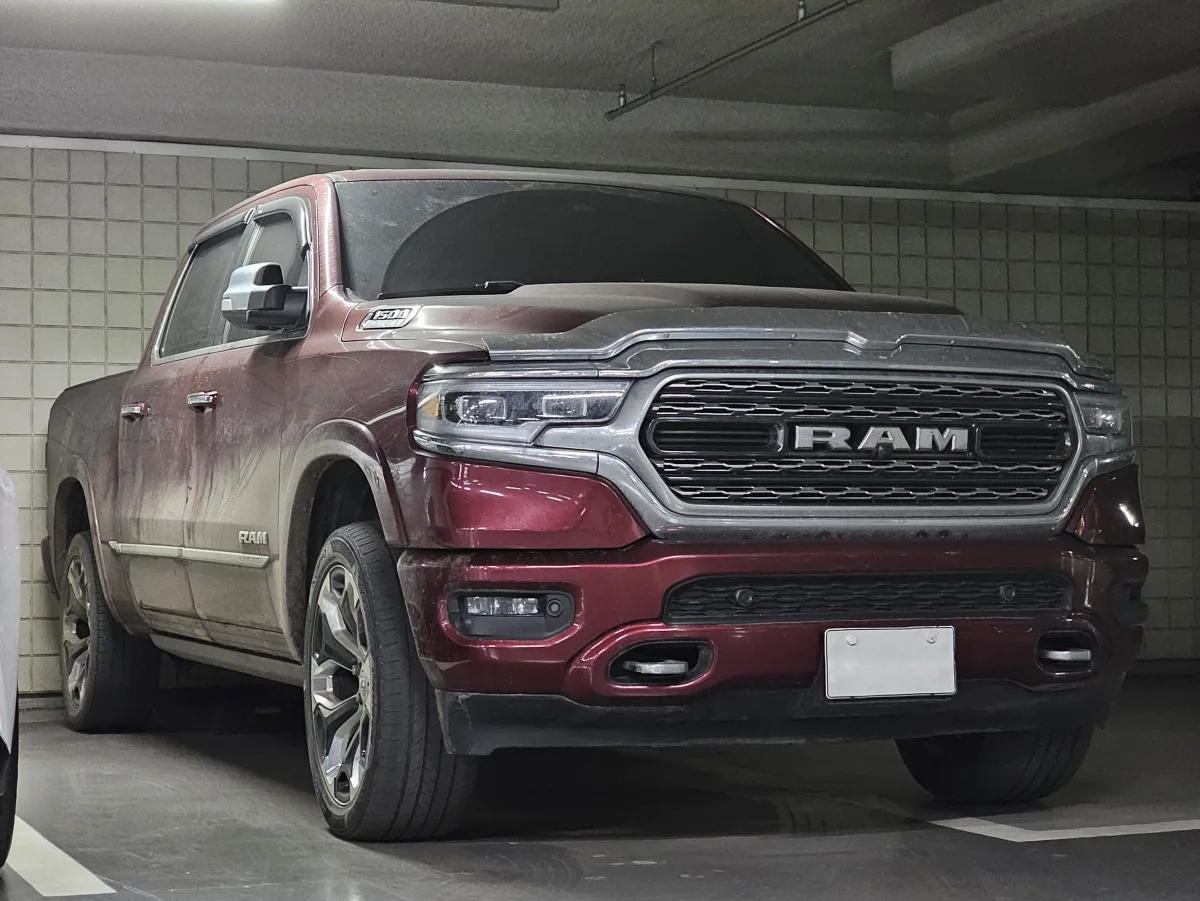 رام 1500 ليمتد (RAM 1500 Limited 5.7 HEMI) - المقصورة الداخلية والكونسول