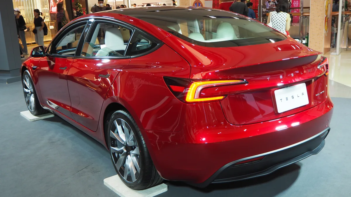 تسلا موديل 3 هايلاند (Tesla Model 3 Highland LR) - التصميم الخلفي وزاوية العادم