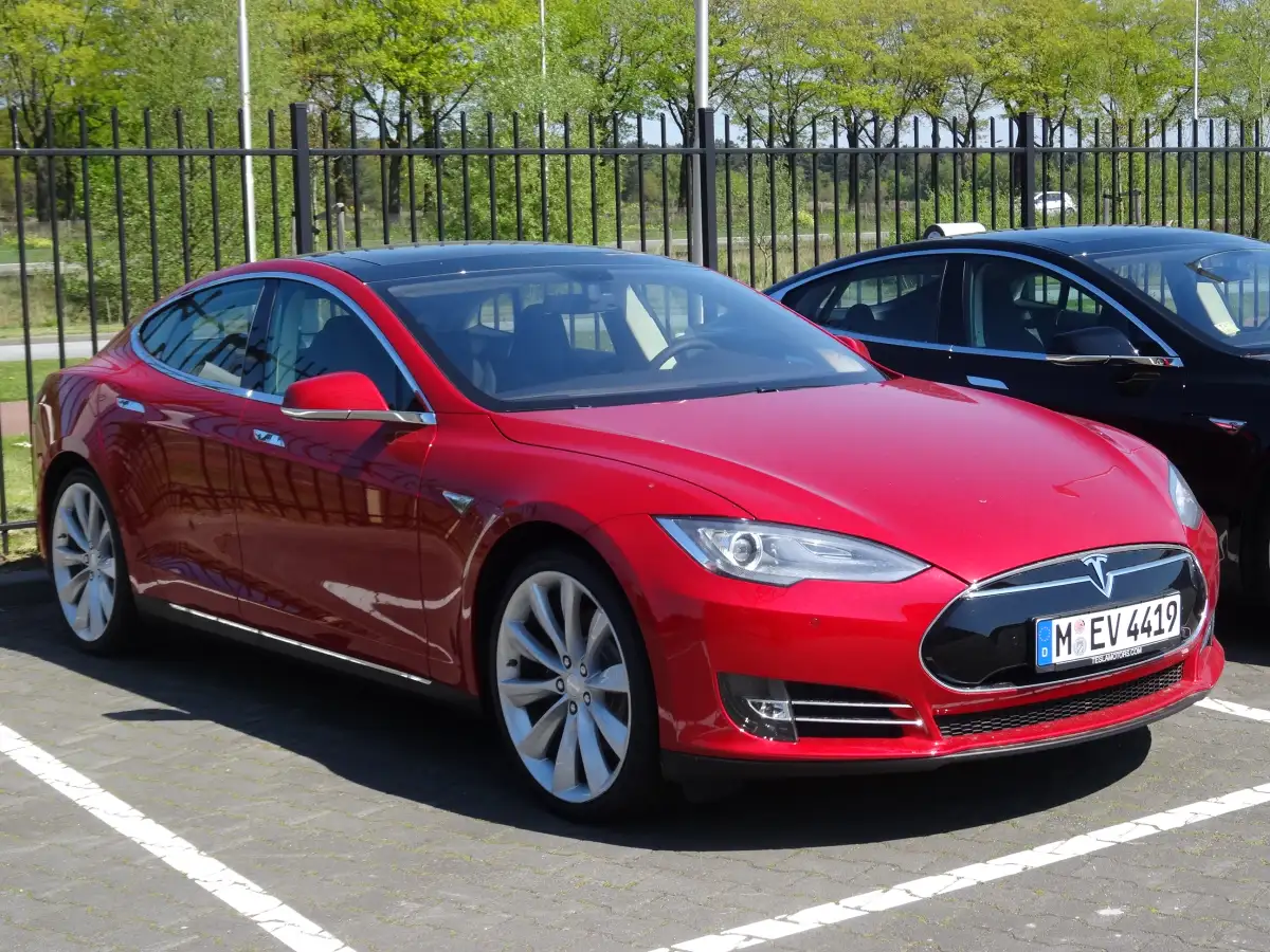 تسلا موديل S بليد (Tesla Model S Plaid) - التصميم الخلفي وزاوية العادم