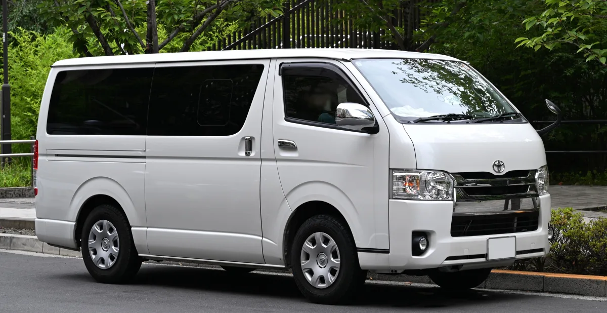 تويوتا هايس (Toyota Hiace 2.8 D-4D) - المقصورة الداخلية والكونسول
