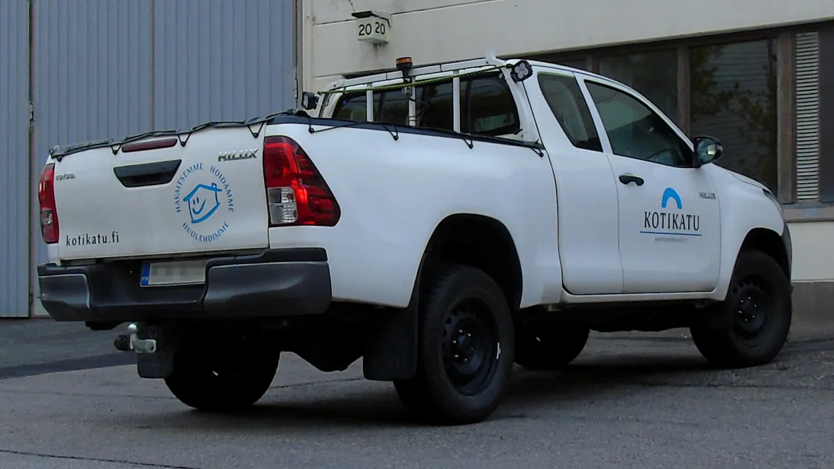 تويوتا هايلكس (Hilux D-4D / بنزين) (ملك الوانيت في العالم العربي بلا منازع وقوة تحمل خارقة.)