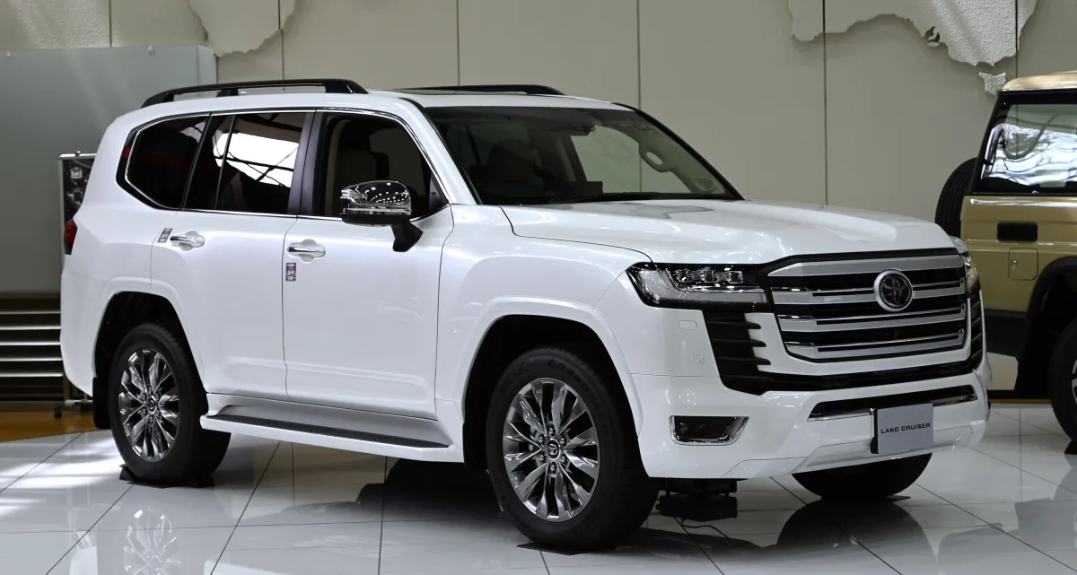 الواجهة الأمامية لـ تويوتا لاند كروزر 300 V6