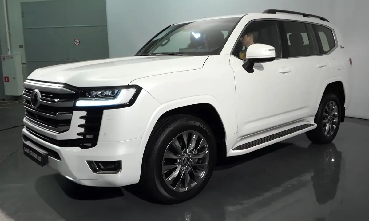 المقصورة الداخلية لـ تويوتا لاند كروزر 300 V6